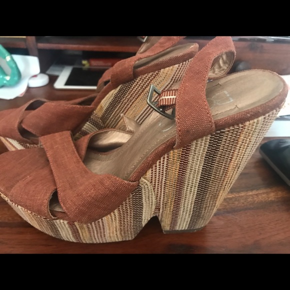 BCBG wedges with cute patterned detailing, size 8 - Picture 2 of 3